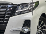 【LEDヘッドライト】悪天候や夜間走行時も良好な視界を確保し安心して運転できる高輝度LEDヘッドライトを装備!点灯速度が早く、消費電力も抑えられています。