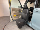 【スライドアップシート】車いすの座面の高さまでシートが下降。スムースな移乗を実現します☆