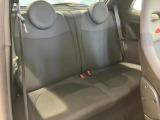 ハーフレザーの後部座席(ヘッドレスト、シート上部レザー使用)