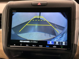 リバースギアに入れるだけで後方の表示へ切り替わります。夜間や雨の日の駐車も楽になりますよ。