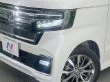 【LEDヘッドライト】悪天候や夜間走行時も良好な視界を確保し安心して運転できる高輝度LEDヘッドライトを装備!点灯速度が早く、消費電力も抑えられています。