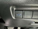 電動式バックドアです。 荷物を持ったままでもボタン一つで自動的に開け閉めできるので便利ですよ。 挟み込み防止機能も付いていますのでお子様の手や荷物を挟み込むのを防いでくれますよ。