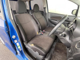運転席まわりには十分なスペースがあり、大柄な方でもゆったり運転していただける環境です。