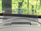【ヘッドアップディスプレイ】現在の速度や走行情報をデジタル表示で運転席前方のガラスに投影!運転中、目線をずらさず必要な情報を確認できるのでとっても便利で安心!