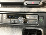 【シートヒーター】寒い日に重宝するシートヒーター!エアコンより早く温まってくれるので寒がりの人も安心ですね♪エアコンの温風は乾燥するから苦手、という方にもをおすすめです。