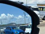 【BSM】ブラインドスポットモニター(BSM)は、死角にいる車両をセンサーで検知し、ドライバーに注意を促すことで、安全な車線変更をサポートします。