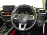 運転の際、常に目にする部分だけにシックで飽きのこないデザインが良いですね。
