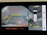 パノラミックビューモニター付きです。車両を上から見たような映像をモニター画面に表示。運転席からの目視では見にくい、車両周辺の状況をリアルタイムでしっかり確認できます。