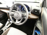 【運転席まわり】・・・ハンドルやシートなども隅々までクリーニング済み。キレイな車内でドライブがより一層快適にお楽しみいただけると思います。