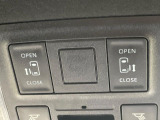 【両側パワースライドドア】スマートキーや運転席のスイッチで後席両側スライドドアの開閉が可能♪電動だから力を入れてドアを開ける必要が無く、小さなお子様でも簡単に開け閉めでき快適です♪