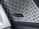 ハーマンカードンのカースピーカーは良質な音を届けると同時に、その先にある車内空間における上質な&ldquo;音楽体験&rdquo;も提供している。