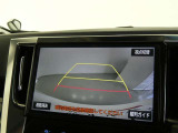 バックガイドモニター付き。車両後方の映像をナビ画面に表示し、駐車などの後退操作をサポートします。