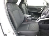 高いホールド性で運転姿勢が安定します。長距離ドライブでも疲れにくいのが魅力です。快適なドライビングライフをお送りください♪