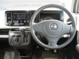 モコの運転席廻りになります。ひじ掛けや収納など便利な装備がついてます!