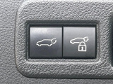 【パワーバックドア】スマートキーや運転席のボタンを押すだけでリアゲートが自動で開閉します!荷物を持っている時や、高い位置にあるバックドアを閉める際に便利な機能です♪