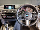 【ハンドル】ドライバーとBMW車の一体感がダイレクトに伝わるステアリングホイール。形状・太さへの拘りに加えて、操作性を高める為にスイッチ類も配置。クイックかつ安定のドライビングを体感下さい!