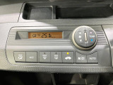 【オートエアコン】一度お好みの温度に設定すれば、車内の温度を検知し風量や温度を自動で調整。暑い&hellip;寒い&hellip;と何度もスイッチ操作をする必要はありません。快適な車内空間には必須の機能ですね♪