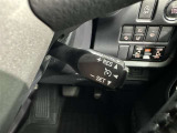クルーズコントロール機能が付いています。 速度を設定するとアクセルを踏まなくても一定の速度で走ることができます。  高速道路ではとても便利な装置なんです。
