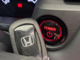 【Hondaスマートキー】カバンやポケットに入れたままでもドアの施錠・解錠が可能なスマートキーを装備。エンジンのオン・オフ時もカギを取り出す必要が無いからとっても便利です♪