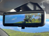 【スマートリヤビューミラー】後席の大きな荷物や同乗者で後方が確認しづらい時でも安心!カメラが撮影した車両後方の映像をルームミラー内に表示。クリアな視界で状況の確認が可能です!