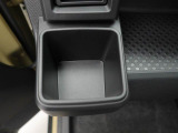 カップホルダーは運転席や助手席からちょうど手の届く位置です!!