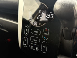 【オートエアコン】一度お好みの温度に設定すれば、車内の温度を検知し風量や温度を自動で調整。暑い&hellip;寒い&hellip;と何度もスイッチ操作をする必要はありません。快適な車内空間には必須の機能ですね♪