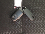 電子キーをポケットやカバンに入れているだけで、ドアの開錠・施錠が行えます。荷物を抱えていてもラクラク開閉です。エンジン始動も行えます。