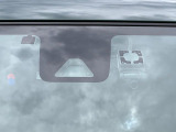【スマートアシスト】走行中に前方の車両等を認識し、衝突しそうな時は警報とブレーキで衝突回避と被害軽減をアシスト。より安全にドライブをお楽しみいただけます。