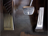 【ペダル】BMWはオルガン式アクセルペダルを採用しています。踏み込む足とペダルが同じ軌跡を描くため、かかとがずれにくく、アクセルコントロールがよりしやすくなるメリットがあります。