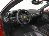 こちらは左ハンドルのお車でございます。内装色はNeroを選択しております。