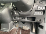 駐車ブレーキは足踏み式です