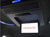 【電動後席モニター】JBLサウンド専用!電動開閉後席フリップダウンモニターです。5.1chサウンド対応、17スピーカーの専用音響システムとなり、人気の装備になります。