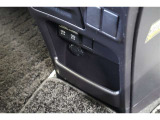 給電用USBポートが装備されています。車内にあると便利なアイテムのひとつですね! 電源が複数あるとコードを差替える面倒もなく楽ですよ。充電中のスマホなどの置き場に便利なポケットも備えています。