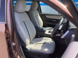 マツダのシートは人間工学にも続き設計されております。運転中は負荷のかかりづらい姿勢をサポートし長時間の運転でも快適にお過ごし頂けるように設計されております。