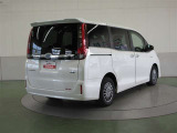 ピラー内蔵型リヤコンビネーションランプは、後続車からの高い視認性を確保し追突からのリスクを低減します。