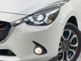 【LEDヘッドライト】悪天候や夜間走行時も良好な視界を確保し安心して運転できる高輝度LEDヘッドライトを装備!点灯速度が早く、消費電力も抑えられています。