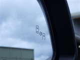 ブラインドスポットモニター付きで斜め後ろの死角からの車両の接近を表示いたします。