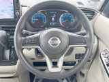 インテリアに合わせたデザインのステアリングは、運転される方のことも考え、運転しやすい形状、大きさです。是非一度、実際に触ってお確かめください。