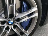 Mスポーツ・ブレーキ! Mのロゴがあしらわれたブルー色のMスポーツ・ブレーキはダイナミックなパフォーマンスに相応しい、優れた制動力を発揮します。