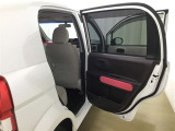 運転席側のリヤドアは扉になっています