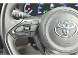 ステアリングスイッチ付き。手元動作で目線をそらす時間を減らせるので安全運転協力機能として役立ちます