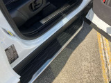 【フィックスドサイドステップ】車両への乗り降りを助け、ルーフへの荷物の積み込みを容易にします。
