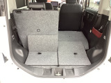 片側だけ倒せば3人乗車でも大きな荷物を載せられますね!