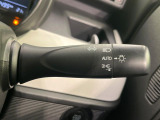 【オートライト】周りの明るさに応じて自動でヘッドライトの点灯・消灯ができる機能です!ライトの付け忘れ・消し忘れなどが無くなり、雨の日や夕方の走行も安心!トンネル通過時も便利ですね♪