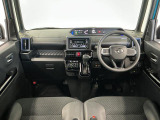 【インパネ】運転のしやすさを最優先に設計された見晴らしの良いフロントビュー。車両間隔が掴みやすく狭い道でも安心♪「安全」と「品質」を最優先に、安心してお乗りいただけるクルマを提供いたします。