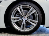 BMWの純正アロイホイールは軽量かつ強度にも優れているホイールで走行性能を引き上げる設計になっております。足元にもBMWは妥協がなくこだわっている個所になります。
