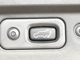 【パワーバックドア】スマートキーや運転席のボタンを押すだけでリアゲートが自動で開閉します!荷物を持っている時や、高い位置にあるバックドアを閉める際に便利な機能です♪