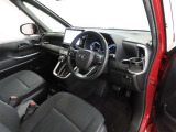 シンプルで使いやすいデザインの運転席です。