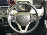 インテリアに合わせたデザインのステアリングは、運転される方のことも考え、運転しやすい形状、大きさです。是非一度、実際に触ってお確かめください。