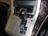 誤操作の少ないゲート式シフトレバーを装備しております。